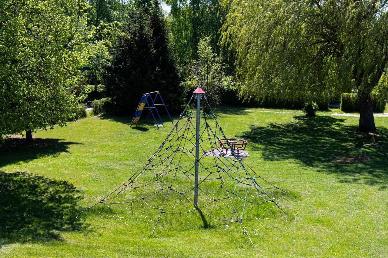 Отель Nalu Glamp Дарлово Экстерьер фото